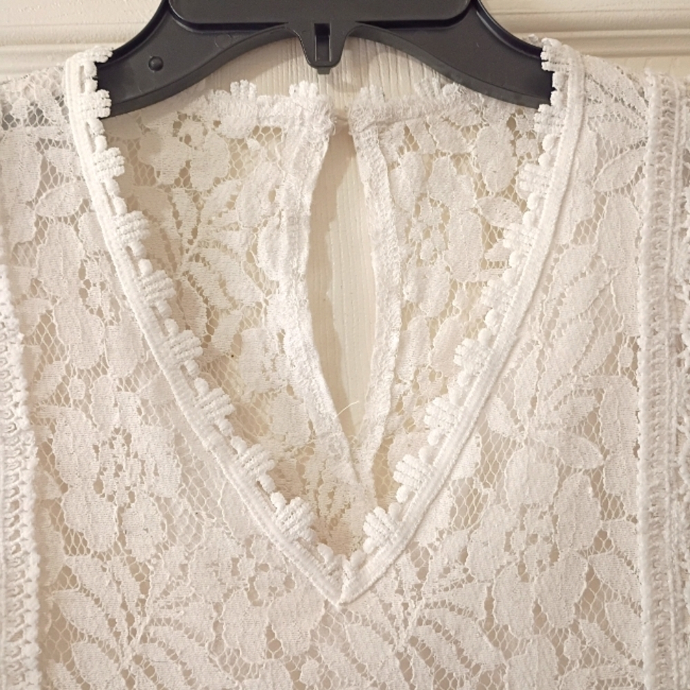 White Lace and Crochet Boho-Chic V-Neck Top - Picture 4 of 7